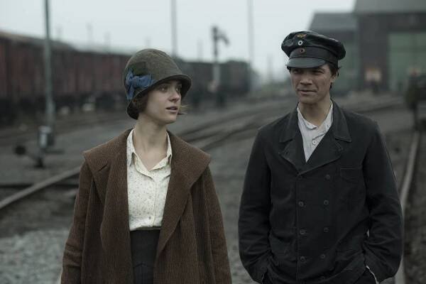 Babylon Berlín - Epizoda 7 - Z filmu - Liv Lisa Fries, Sebastian Urzendowsky