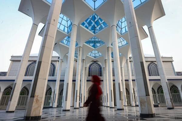 Na okraji města Klang přitahuje věřící a turisty mešita sultána Salahuddina Abdula Azíze s 466 metrů vysokým minaretem a dramatickou architekturou.