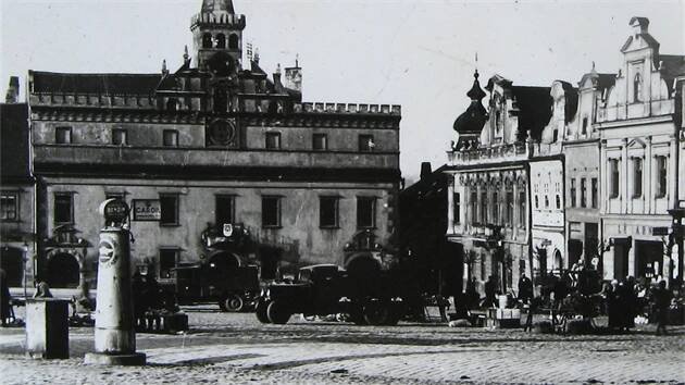 Na náměstí v Havlíčkově Brodě stál stojan od společnosti Naftospol se vzduchovým kompresorem v letech 1933-1936. Radnice to nelibě nesla, takže zmizel při úpravě náměstí.