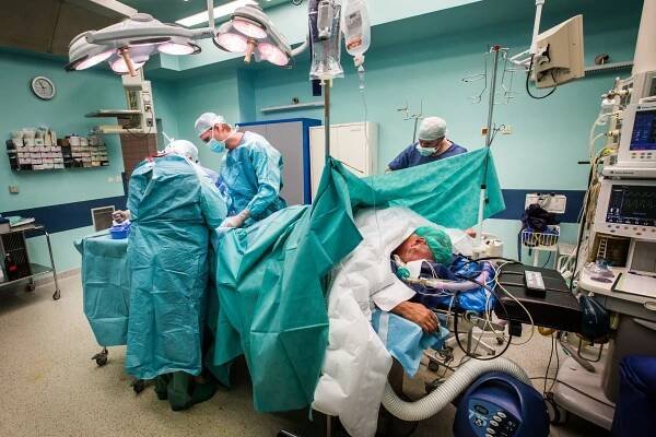 Neurochirurgia varuje poslancov: Bojíme sa kolapsu, nemáme prístroje ani sestry