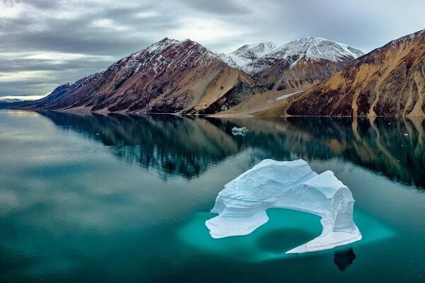 Iceberg ve tvaru kruhu s otvorem uprostřed Grónska — Stock obrázek