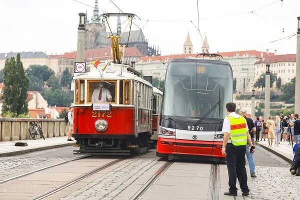 Foto: Velký tramvajový den. V Praze sláva, na Liberecku tisíce lidí jely naposled