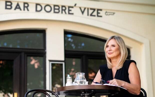Fotka: Eva Poláčková, spolumajitelka firmy Decoled, u kavárny ve firemním areálu | CzechCrunch
