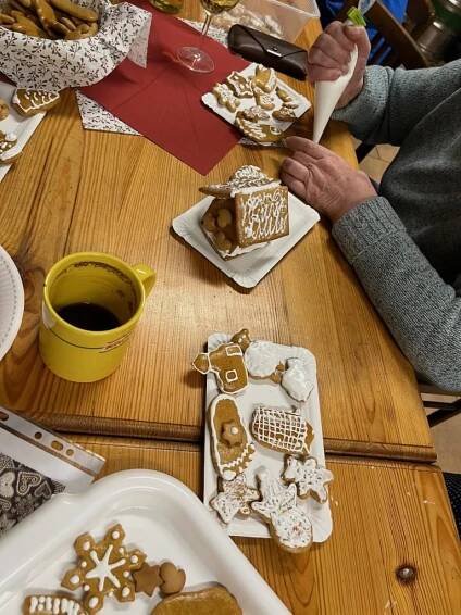 Zdobení vánočních perníčků 25.11.23 - Oficiální stránky obce Přeckov
