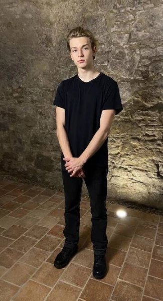 Tomas Sean Pšenička 2media celá postava
