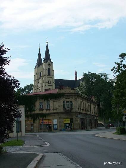 Orlová Město - náměstí - dům pod kostelem dnes na náměstí už není. Nedávno byl zbouraný z důvodu důlních škod. Byla zde mimo jiné hospoda Harenda a Řeznictví U Macury.