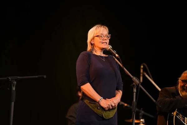 FOTO: Herečka Lenka Plačková nosí neustále tyto brýle. – stránka 3