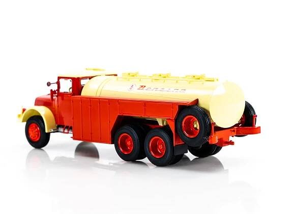 Tatra 111 C, "Benzina" červená a kavová, cisterna | Modelsnavigator.com
