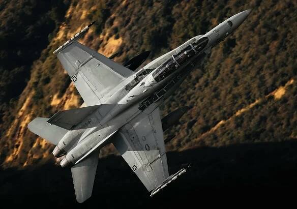 Into the wild…  #18 #f18d #hornet #legacyhornet  #sidewinder #lowlevel #usnavy #flynavy ##chinalake #aviationphotography #photojournalism #instagramaviation #avgeek #magazineshoot #onassignment