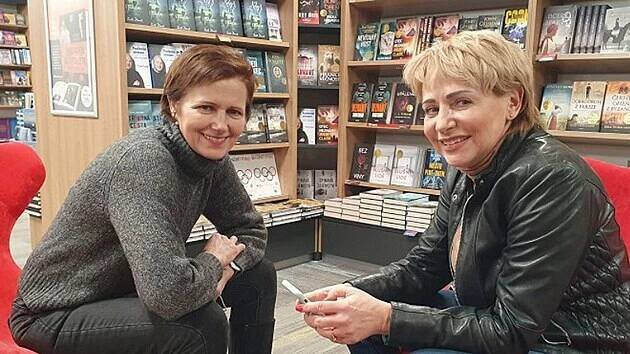 Moderátorka Zuzana Burešová a Adriana Krnáčová v pořadu 13. komnata Adriany Krnáčové (2022)