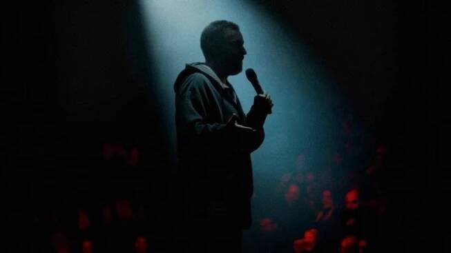 Adam Sandler dans "Love You" disponible sur Netflix