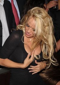 Vytasila ňadra a vyšpulila prdelku! Úplně nahá Pamela Anderson se předvádí v 49 letech