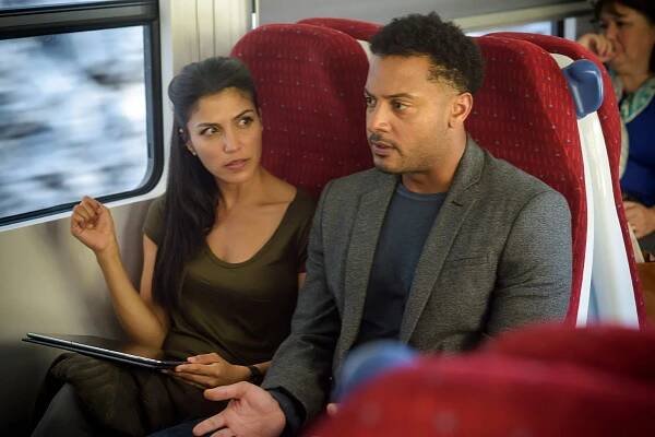 Výkupné - Girl on a Train - Z filmu - Nazneen Contractor, Brandon Jay McLaren