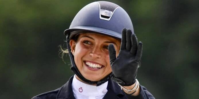 Anna Kellnerová mává svým blízkým, kteří ji přišli podpořit na závod.