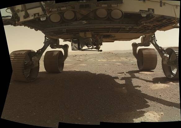 Vrtulník Ingenuity na břiše vozítka, sol 46