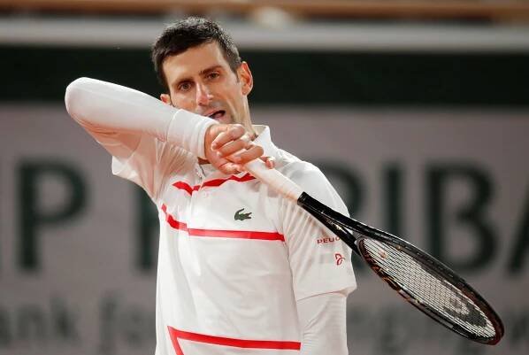 Djokovič se mlátil do bolavé ruky. Když je na dně, nechá se ošetřovat, rýpl si soupeř