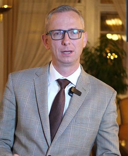 Jako první poslanec přišel s coming outem. „Nejsem pro manželství gayů, s partnerem jsme partneři,“ říká Navrátil