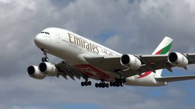 Obří Airbus A380 přerušil v Praze přistání. Manévr se podařilo natočit