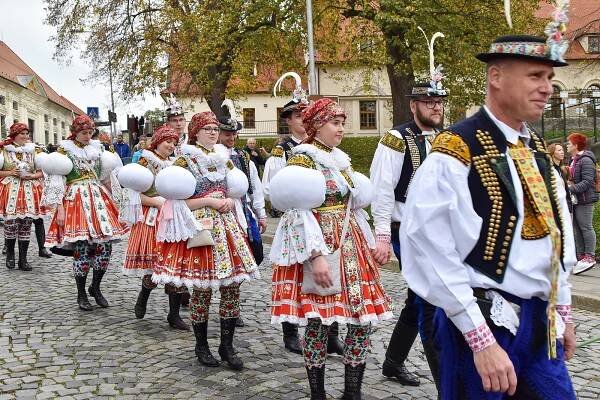 Královský průvod se valil Uherským Brodem, na náměstí čekaly tisíce lidí