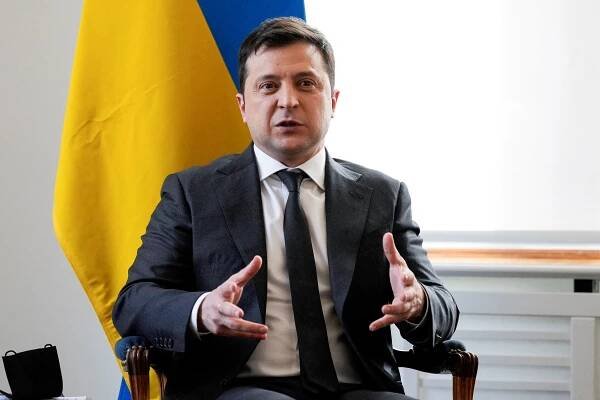Zelenskyj řekl Macronovi, že nebude reagovat na ruské provokace na východě Ukrajiny