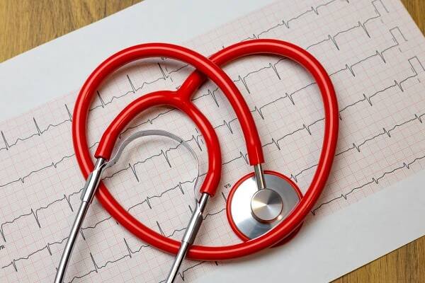 stetoskop červeného srdce na elektrokardiogramu (ekg) papíru - srdeční choroby - stock snímky, obrázky a fotky
