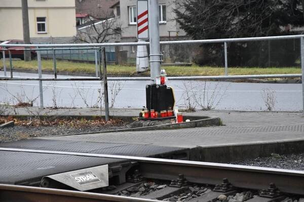 Vlak ve Valašském Meziříčí smetl dva školáky: Spolužáci na místo celý den nosili svíčky