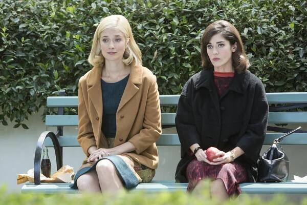 Mystérium sexu - Revoluce se vysílat nebude - Z filmu - Caitlin Fitzgerald, Lizzy Caplan