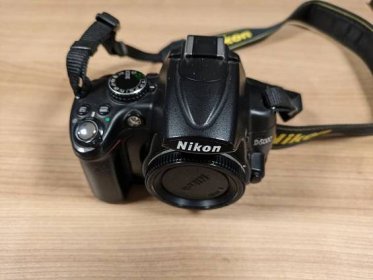 Nikon d5000 - tělo foťáku + 2x baterie Nikon + 2x nabíječka - Foto