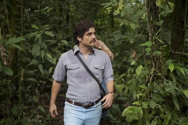 FOTO: Wagner Moura jako Pablo Escobar v první epizodě seriálu Narcos (2015). – stránka 16