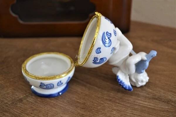Dekorace pro dům a zahradu | Porcelánová dóza - ANDĚL S HOUSLEMI