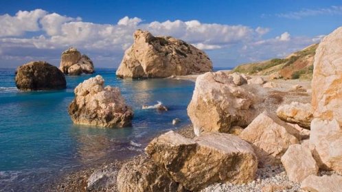 KYPR: Nejteplejší ostrov Středozemí. TIP na levnou dovolenou SNŮ!