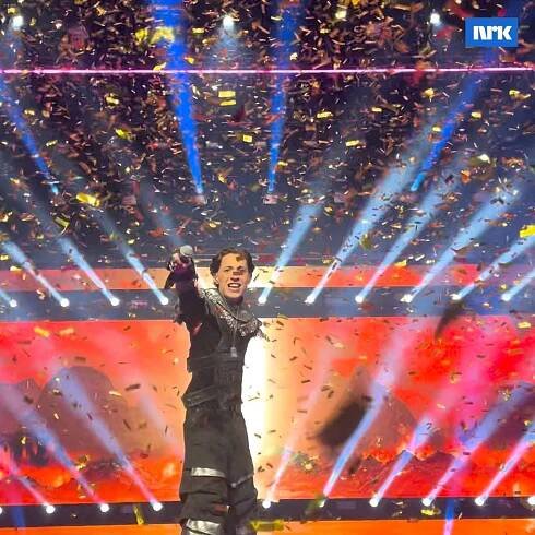 Kyle på scenen når han synger vinnerlåten. 