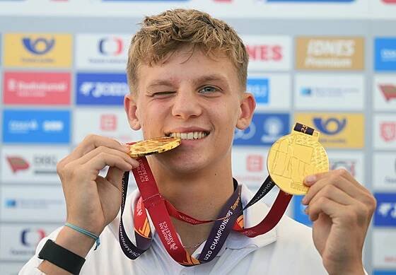 Juniorský mistr Evropy na 400 metrů překáželk Michal Rada na setkání s novináři...