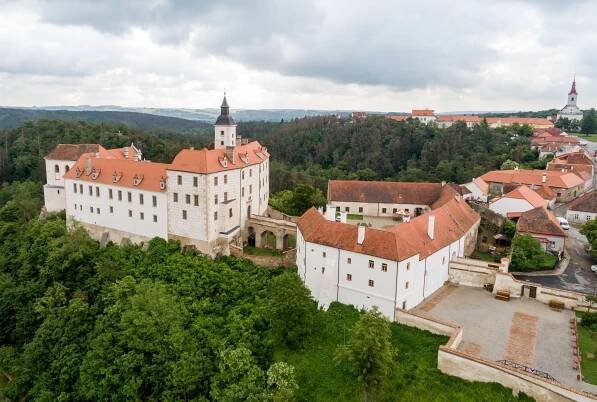 Starý zámek a Předzámčí JEVIŠOVICE