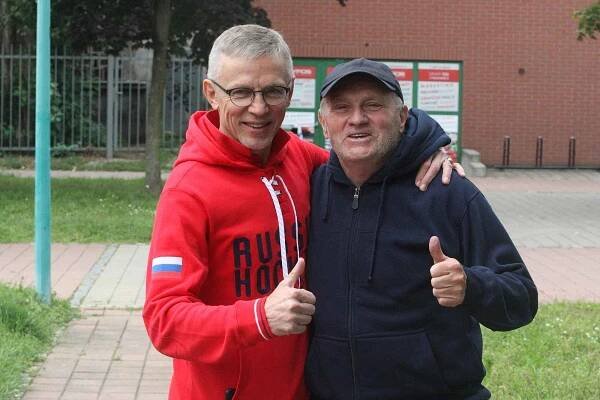 Hráčský agent Jaroslav Zídek (vpravo) s hvězdným Igorem Larionovem v Hodoníně.