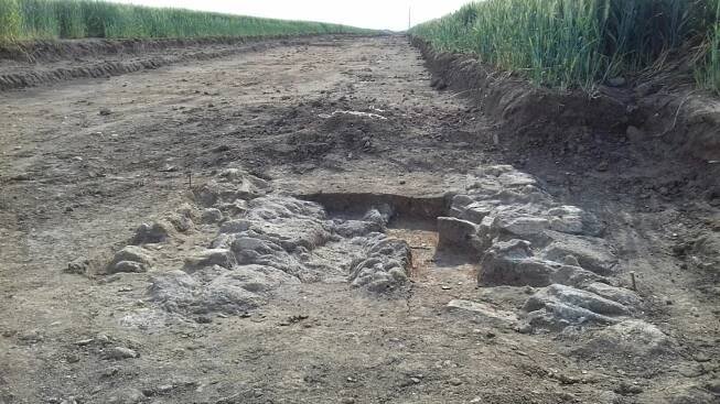 Dělníci rozšiřovali polní cestu, při tom narazili na vzácné pravěké hroby