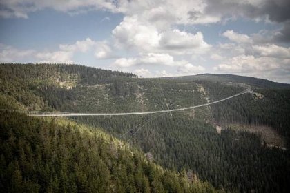 VIDEO: Unikátní visutý most v Dolní Moravě slaví. Stále láká tisíce turistů