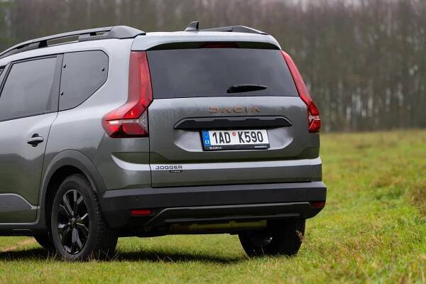 Dacia Jogger Hybrid spojuje úspornost s praktičností. Není ale pro každého, má totiž jednu větší slabinu