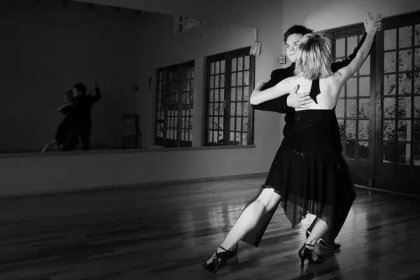 Mladý dospělý pár tančí a cvičí tance spolu ve studiu — Stock obrázek