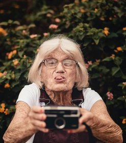 100 letá Iris Apfel neustále dokazuje, že věk je jen číslo: Co je tajemstvím její životní jiskry?