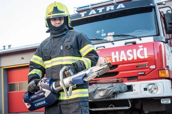 Dobrovolní hasiči z Rumburku mají nové vyprošťovací zařízení, funguje na baterie