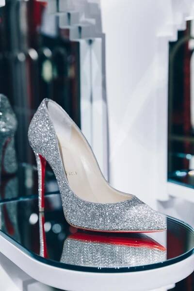 Galerie: Christian Louboutin otevřel v Praze svůj první butik | Elle.cz