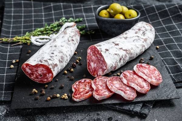 Loupat, či neloupat? Otázka ohledně konzumace salámu fuet rozděluje odborníky - Jimeto.cz