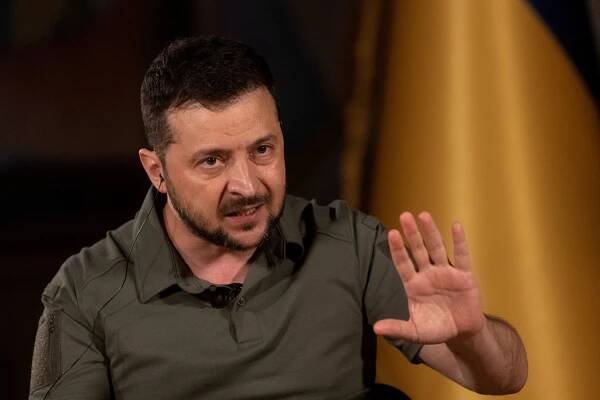 OVĚŘOVNA: Další falešná fotka. Prezident Zelenskyj nevydává knihu ‚Můj boj‘, špatná je i gramatika