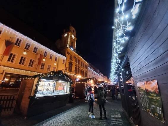 V Chebu mají adventní město. Největší trhy v kraji lákají na trdlo i kluziště