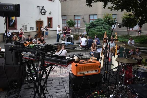Hradec žije až do prázdnin divadelním festivalem. Najdete se na fotkách?