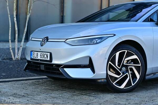 Volkswagen má menší prodejní zisky, ačkoliv prodává stále více elektromobilů