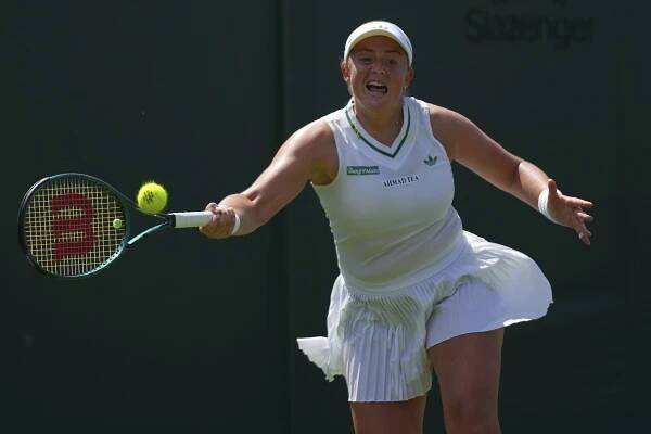 Donútil tenistku vyhrnúť si sukňu. Rozhodca na Wimbledone si zrejme zmýlil prísne pravidlá - FOTO