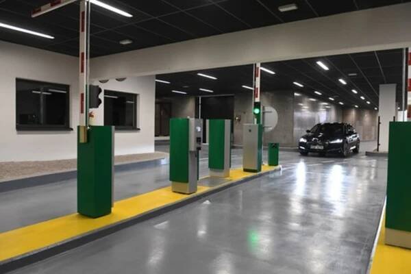 Řidiči mohou opět parkovat pod Národním divadlem. Vznikla místa pro elektromobily i dobíjecí stanice