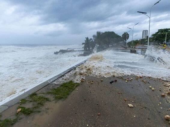 Foreign Office issues 'airports are closed' travel alert as six die in hurricane